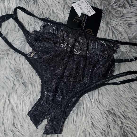 Frederick's of Hollywood - Picture 2 of 3